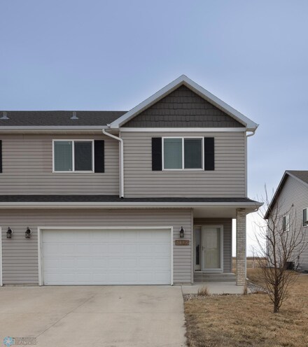 5694 58th St S, Fargo, ND 58104