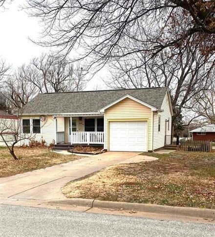 828 N Anthony Ave, Anthony, KS 67003