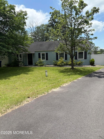 8 Woodland Dr, Howell, NJ 07731