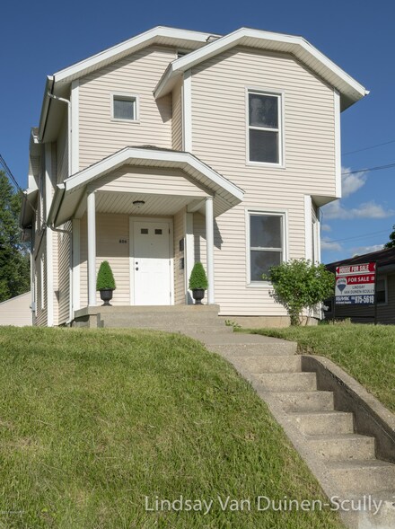 806 Emerald Ave NE, Grand Rapids, MI 49503
