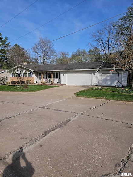 914 32nd Avenue Ct, Moline, IL 61265