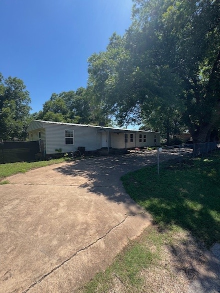 425 N 3rd St, Buffalo Gap, TX 79508