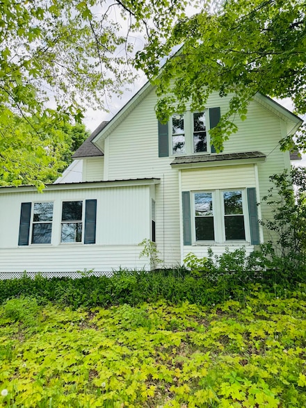 156 Railroad St, Clinton, ME 04927