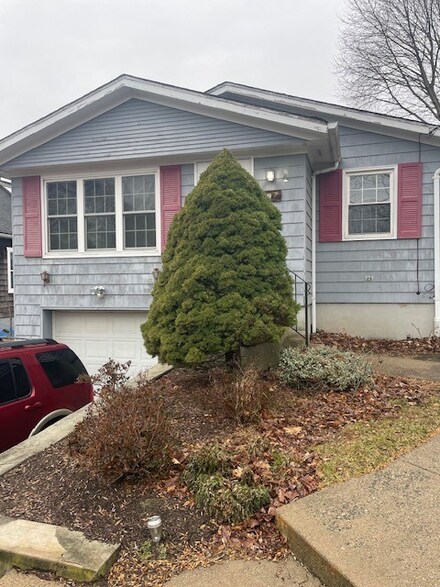 128 Turner Ave, Cranston, RI 02920