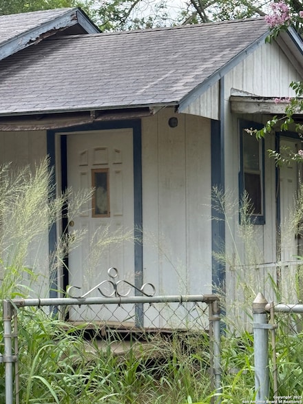 320 Madero Ave, Charlotte, TX 78011