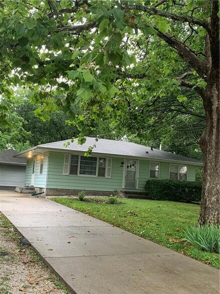 3832 E 25th St, Des Moines, IA 50317