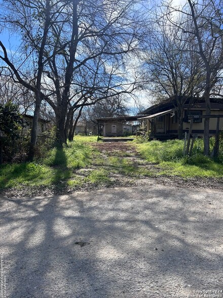 655 Avenue G, Poteet, TX 78065