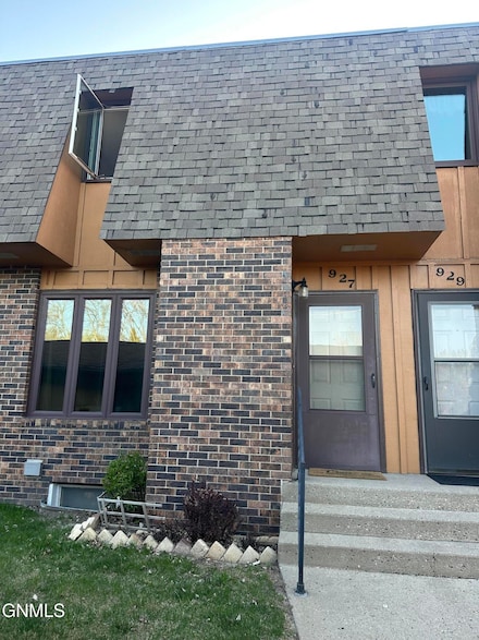 927 8th Ave NE, Jamestown, ND 58401