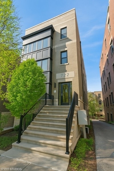 722 W Melrose St Unit 2, Chicago, IL 60657