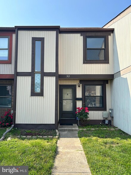 32 Helmsman Ct, Essex, MD 21221