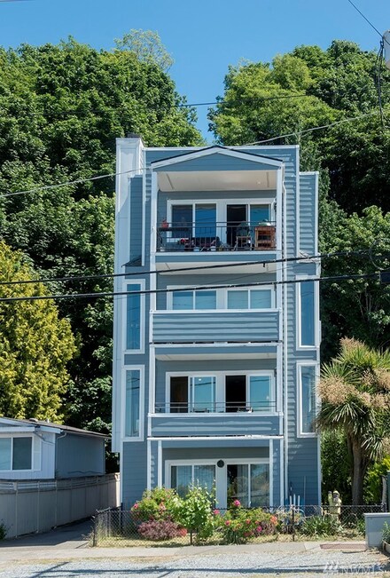 1718 Alki Ave SW Unit 200, Seattle, WA 98116