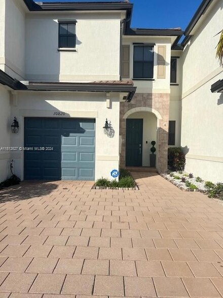 10820 W 33rd Way, Hialeah, FL 33018