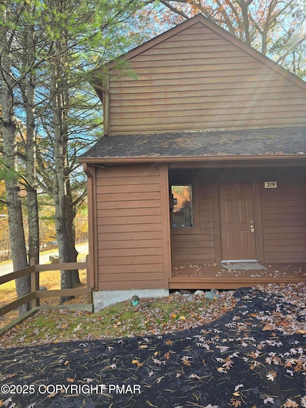 219 Sterling Ct, Bushkill, PA 18324