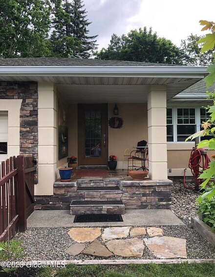 9 Kerry Ln, Albany, NY 12211