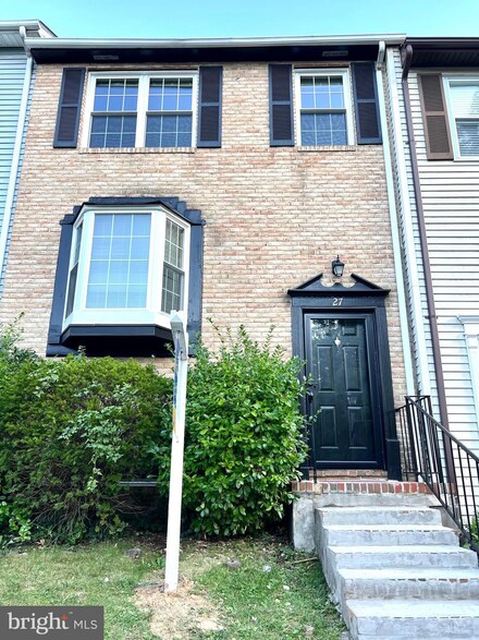 27 Piedmont Ct, Halethorpe, MD 21227