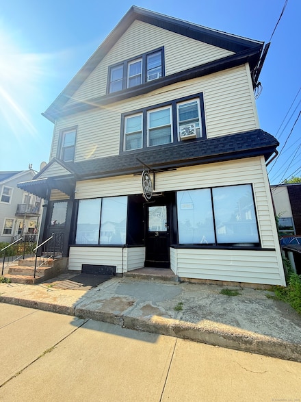 31 Lucy St Unit 1, Woodbridge, CT 06525