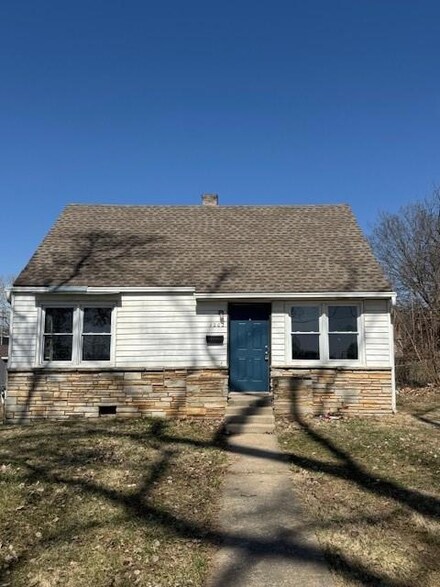 1202 E 81st St, Kansas City, MO 64131