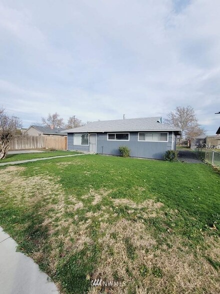 718 S Almira Ave, Connell, WA 99326