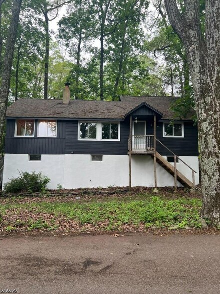 19 Lonaconing Rd, Highland Lakes, NJ 07422