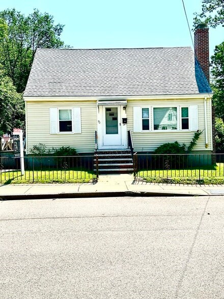 90 Sherrin St, Hyde Park, MA 02136