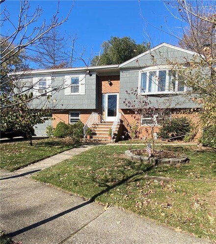 555 Vineland Ave, Staten Island, NY 10312