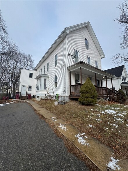 13 Benton St, Middleboro, MA 02346