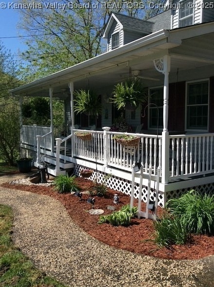 61 Mannon Dr, Alum Creek, WV 25003