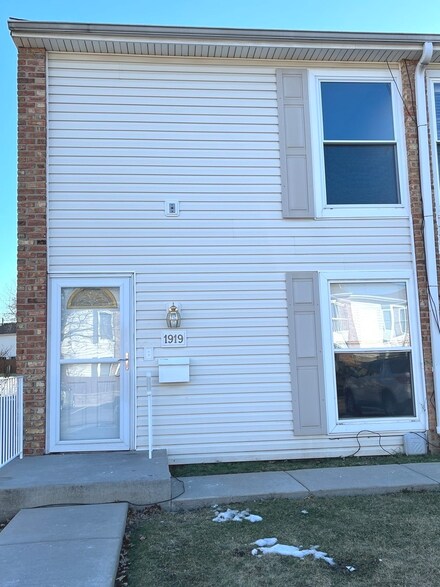 1919 Kenilworth Cir, Hoffman Estates, IL 60169