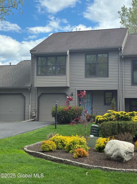 523 Townwood Dr, Albany, NY 12203