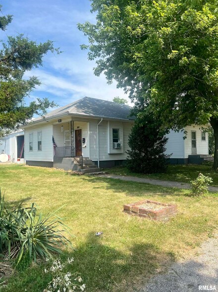 439 W Grand Ave, Roodhouse, IL 62082