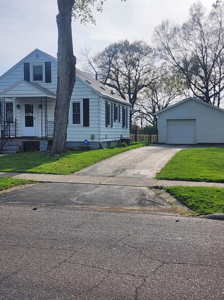 996 S 13th St, Niles, MI 49120
