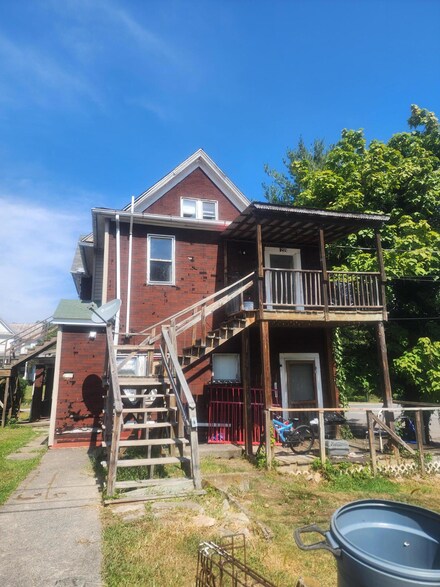 219 E Ridgeway St, Clifton Forge, VA 24422