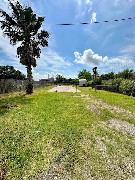 115 18th St, San Leon, TX 77539