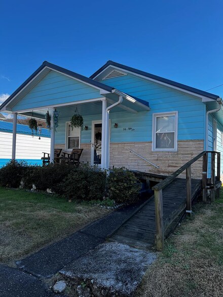 56 C St, Boomer, WV 25031