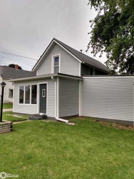 107 S Mulberry St, New Sharon, IA 50207