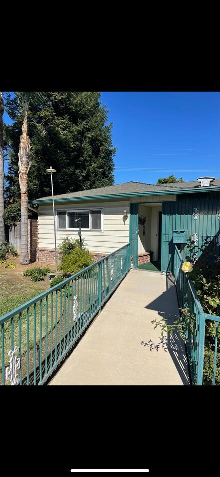 3949 E Norwich Ave, Fresno, CA 93726