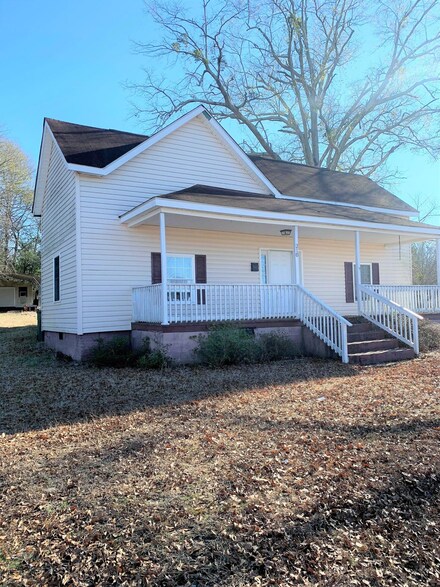 210 3rd St, Hamlet, NC 28345