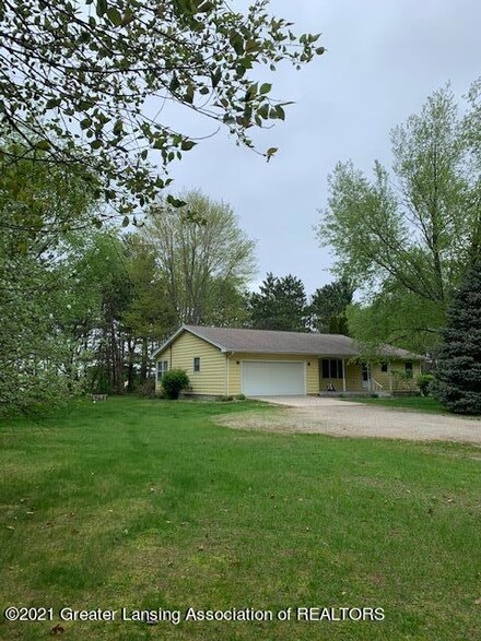 3886 Spalding Dr, Eaton Rapids, MI 48827