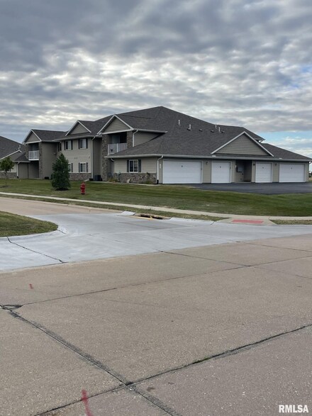 440 E Franklin St Unit 203, Eldridge, IA 52748