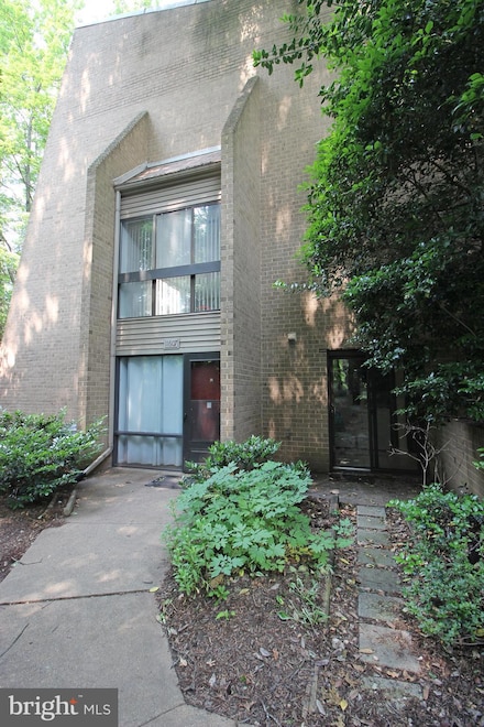 11607 Windbluff Ct, Reston, VA 20191