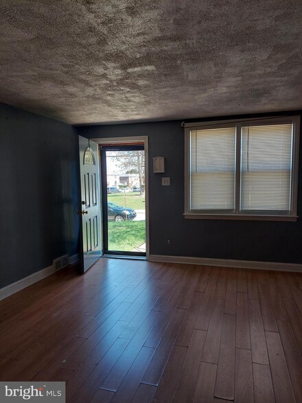 326 N Oak Ave, Clifton Heights, PA 19018