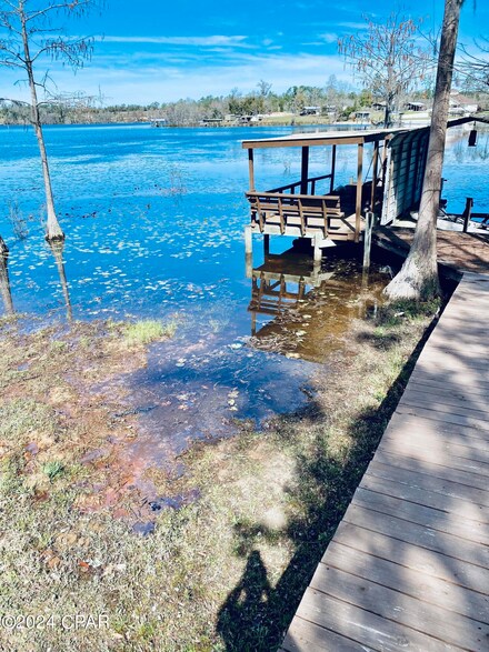 2690 Lakeview Cir, Alford, FL 32420