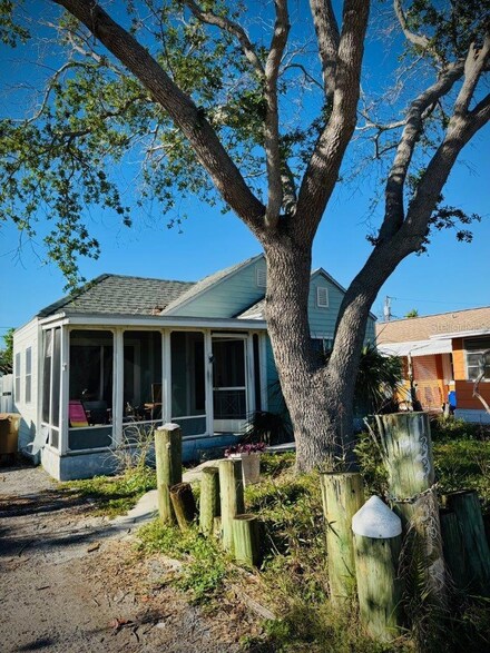 13318 2nd St E, Madeira Beach, FL 33708