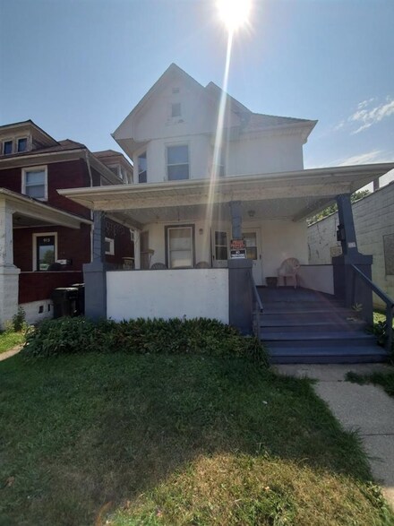 917 1/2 W 5th St, Waterloo, IA 50702