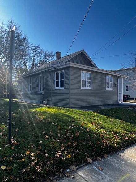 469 Fremont St, Elgin, IL 60120