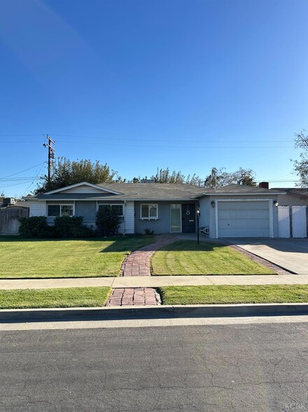 315 E Amber Way, Hanford, CA 93230