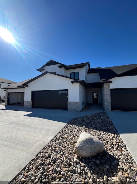 2903 Jenny Cir, Yankton, SD 57078