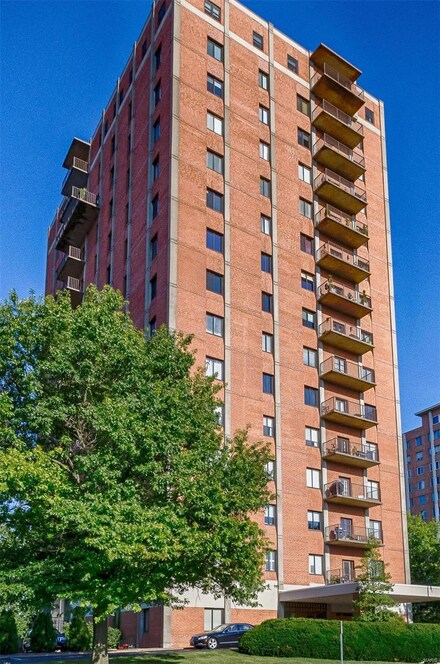 816 S Hanley Rd Unit 12A, Saint Louis, MO 63105