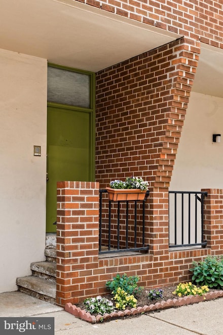 1918 Nectarine St, Philadelphia, PA 19130