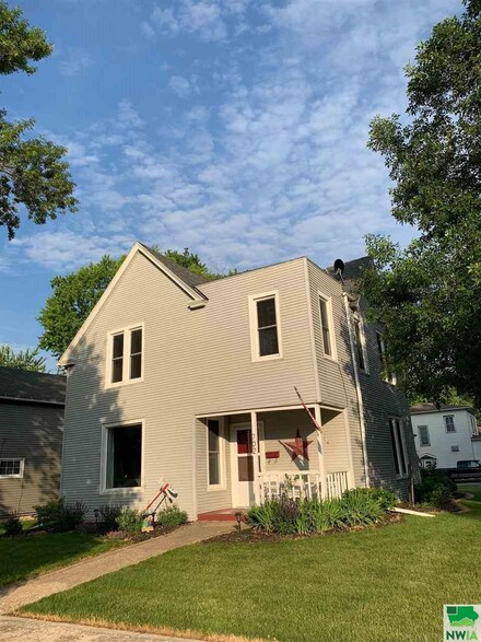 702 6th Ave, Sheldon, IA 51201